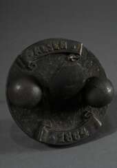 Briefbeschwerer zur Erinnerung an die Schlacht von Alsen 1864 im Deutsch-Dänischen Krieg mit Original Kanonenkugel und Granatsplitter, Eisen und Bronze, Ø 11cm