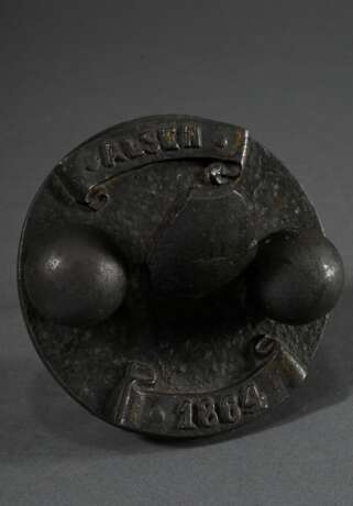 Briefbeschwerer zur Erinnerung an die Schlacht von Alsen 1864 im Deutsch-Dänischen Krieg mit Original Kanonenkugel und Granatsplitter, Eisen und Bronze, Ø 11cm - photo 1