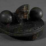 Briefbeschwerer zur Erinnerung an die Schlacht von Alsen 1864 im Deutsch-Dänischen Krieg mit Original Kanonenkugel und Granatsplitter, Eisen und Bronze, Ø 11cm - photo 3