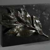 Briefbeschwerer "Lorbeerzweig" zur Erinnerung an den I. Weltkrieg, verso auf schwarzem Leder in Gold punziert "In der Heimat, in der Heimat da giebt's ein Wiederseh'n....", 1. Viertel 20.Jh., Bronze p… - Foto 1