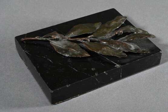 Briefbeschwerer "Lorbeerzweig" zur Erinnerung an den I. Weltkrieg, verso auf schwarzem Leder in Gold punziert "In der Heimat, in der Heimat da giebt's ein Wiederseh'n....", 1. Viertel 20.Jh., Bronze p… - Foto 3