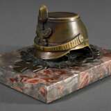 Briefbeschwerer "Preußischer Tschako des Jägerbataillons mit Eichen- und Lorbeerkranz sowie Eisernem Kreuz" auf Marmor Plinthe, Gelbguss patiniert, 15x12cm, Plinthe etwas bestossen - Foto 1