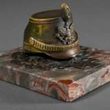 Briefbeschwerer "Preußischer Tschako des Jägerbataillons mit Eichen- und Lorbeerkranz sowie Eisernem Kreuz" auf Marmor Plinthe, Gelbguss patiniert, 15x12cm, Plinthe etwas bestossen - Foto 2
