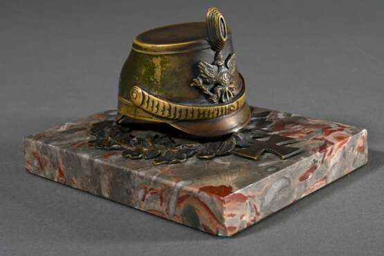 Briefbeschwerer "Preußischer Tschako des Jägerbataillons mit Eichen- und Lorbeerkranz sowie Eisernem Kreuz" auf Marmor Plinthe, Gelbguss patiniert, 15x12cm, Plinthe etwas bestossen - Foto 2