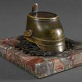 Briefbeschwerer "Preußischer Tschako des Jägerbataillons mit Eichen- und Lorbeerkranz sowie Eisernem Kreuz" auf Marmor Plinthe, Gelbguss patiniert, 15x12cm, Plinthe etwas bestossen - Foto 3