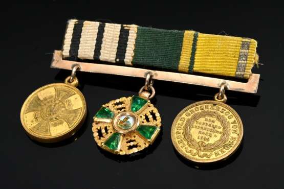Kleine Metall Ordensspange mit beiger, gelber und grüner Ripsbandumwicklung in Regimentsfarben: 1 Metall Medaille "Friedrich Wilhelm IV Vom Fels zum Meer", 1 Gelbgold 585 Medaille Baden „Ritterkreuz 1. Klasse d… - photo 1