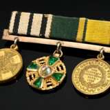 Kleine Metall Ordensspange mit beiger, gelber und grüner Ripsbandumwicklung in Regimentsfarben: 1 Metall Medaille "Friedrich Wilhelm IV Vom Fels zum Meer", 1 Gelbgold 585 Medaille Baden „Ritterkreuz 1. Klasse d… - photo 1