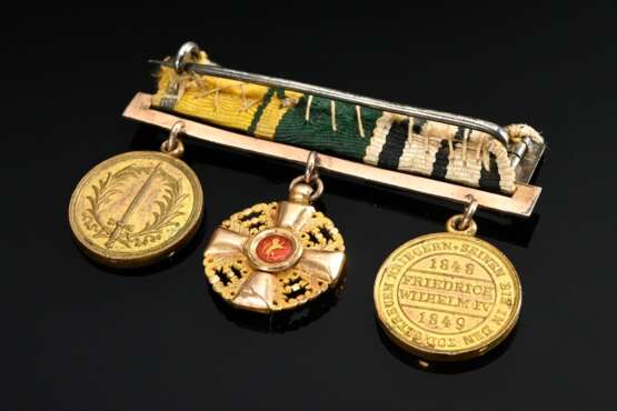 Kleine Metall Ordensspange mit beiger, gelber und grüner Ripsbandumwicklung in Regimentsfarben: 1 Metall Medaille "Friedrich Wilhelm IV Vom Fels zum Meer", 1 Gelbgold 585 Medaille Baden „Ritterkreuz 1. Klasse d… - photo 2