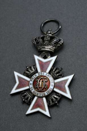 Orden "Krone Rumäniens", Ritterkreuz, wohl 2. Modell (zwischen 1938 und 1944), Silber, z.T. emailliert, Bandring punziert "Fünfzackige Krone, darunter L", 6,5x3,8cm, kleiner Emaille Defekt - photo 1