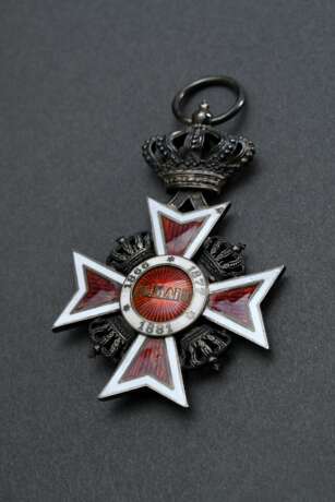 Orden "Krone Rumäniens", Ritterkreuz, wohl 2. Modell (zwischen 1938 und 1944), Silber, z.T. emailliert, Bandring punziert "Fünfzackige Krone, darunter L", 6,5x3,8cm, kleiner Emaille Defekt - photo 2