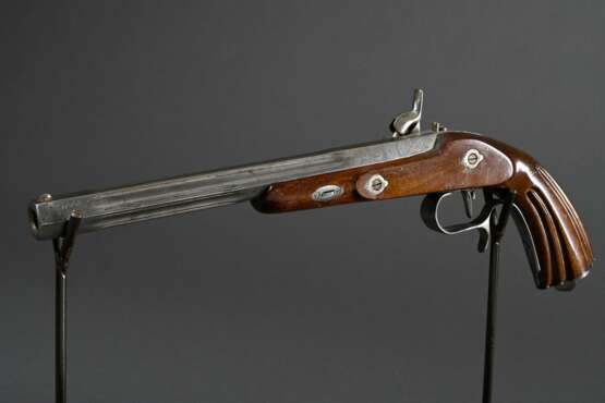 Vorderlader Percussionsspistole (wohl Duellpistole), gravierter Lauf und Stahleinlagen, kannelierter Nussholzschaft, gezogener Sechskantlauf, Kaliber .44, L. 40cm, 19.Jh., leichte Alters- und Gebrauchsspuren - photo 1
