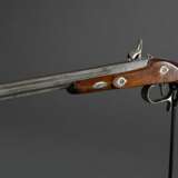 Vorderlader Percussionsspistole (wohl Duellpistole), gravierter Lauf und Stahleinlagen, kannelierter Nussholzschaft, gezogener Sechskantlauf, Kaliber .44, L. 40cm, 19.Jh., leichte Alters- und Gebrauchsspuren - photo 1
