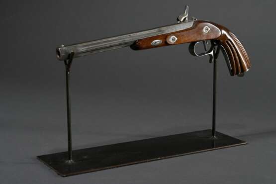 Vorderlader Percussionsspistole (wohl Duellpistole), gravierter Lauf und Stahleinlagen, kannelierter Nussholzschaft, gezogener Sechskantlauf, Kaliber .44, L. 40cm, 19.Jh., leichte Alters- und Gebrauchsspuren - photo 2