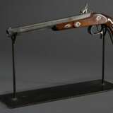 Vorderlader Percussionsspistole (wohl Duellpistole), gravierter Lauf und Stahleinlagen, kannelierter Nussholzschaft, gezogener Sechskantlauf, Kaliber .44, L. 40cm, 19.Jh., leichte Alters- und Gebrauchsspuren - photo 2