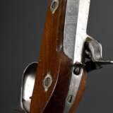 Vorderlader Percussionsspistole (wohl Duellpistole), gravierter Lauf und Stahleinlagen, kannelierter Nussholzschaft, gezogener Sechskantlauf, Kaliber .44, L. 40cm, 19.Jh., leichte Alters- und Gebrauchsspuren - photo 5