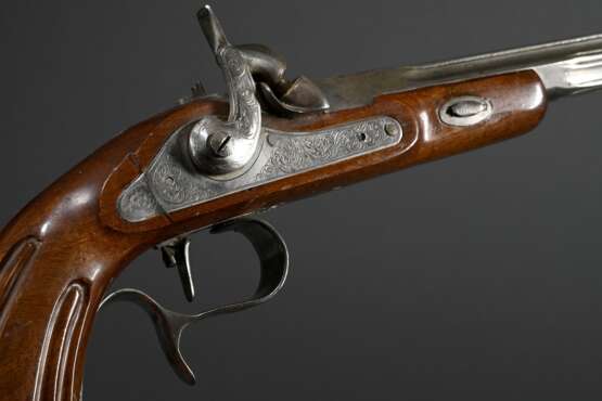 Vorderlader Percussionsspistole (wohl Duellpistole), gravierter Lauf und Stahleinlagen, kannelierter Nussholzschaft, gezogener Sechskantlauf, Kaliber .44, L. 40cm, 19.Jh., leichte Alters- und Gebrauchsspuren - photo 6