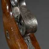 Vorderlader Percussionsspistole (wohl Duellpistole), gravierter Lauf und Stahleinlagen, kannelierter Nussholzschaft, gezogener Sechskantlauf, Kaliber .44, L. 40cm, 19.Jh., leichte Alters- und Gebrauchsspuren - photo 7