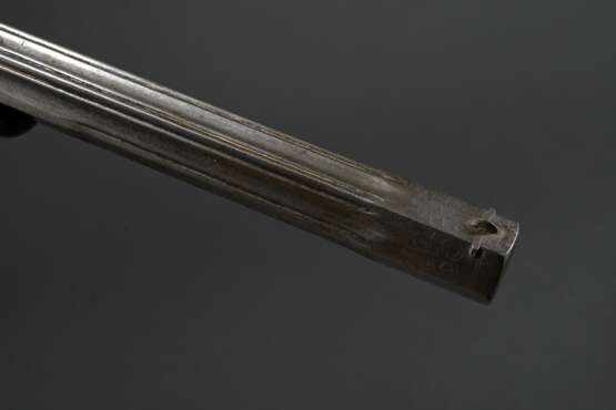 Vorderlader Percussionsspistole (wohl Duellpistole), gravierter Lauf und Stahleinlagen, kannelierter Nussholzschaft, gezogener Sechskantlauf, Kaliber .44, L. 40cm, 19.Jh., leichte Alters- und Gebrauchsspuren - photo 10