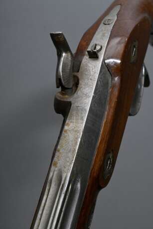 Vorderlader Percussionsspistole (wohl Duellpistole), gravierter Lauf und Stahleinlagen, kannelierter Nussholzschaft, gezogener Sechskantlauf, Kaliber .44, L. 40cm, 19.Jh., leichte Alters- und Gebrauchsspuren - photo 13