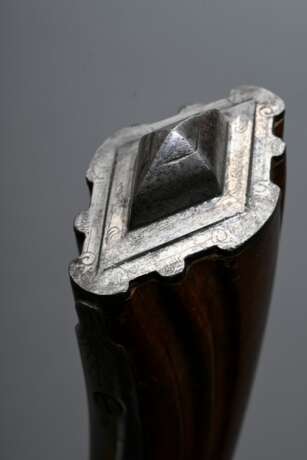 Vorderlader Percussionsspistole (wohl Duellpistole), gravierter Lauf und Stahleinlagen, kannelierter Nussholzschaft, gezogener Sechskantlauf, Kaliber .44, L. 40cm, 19.Jh., leichte Alters- und Gebrauchsspuren - photo 14