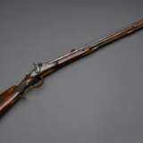 Vorderlader Perkussionsgewehr (Wallbüchse), beschnitzter Nussbaum-Vollschaft, Messing- und Eisenmontierungen, gezogener Achtkantlauf, Kaliber 16mm, L. 110cm, Ladestock (fest), 18./19.Jh., div. Defekte - photo 1