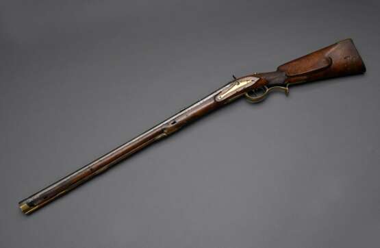 Vorderlader Perkussionsgewehr (Wallbüchse), beschnitzter Nussbaum-Vollschaft, Messing- und Eisenmontierungen, gezogener Achtkantlauf, Kaliber 16mm, L. 110cm, Ladestock (fest), 18./19.Jh., div. Defekte - photo 2