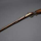 Vorderlader Perkussionsgewehr (Wallbüchse), beschnitzter Nussbaum-Vollschaft, Messing- und Eisenmontierungen, gezogener Achtkantlauf, Kaliber 16mm, L. 110cm, Ladestock (fest), 18./19.Jh., div. Defekte - photo 2