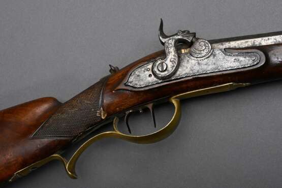 Vorderlader Perkussionsgewehr (Wallbüchse), beschnitzter Nussbaum-Vollschaft, Messing- und Eisenmontierungen, gezogener Achtkantlauf, Kaliber 16mm, L. 110cm, Ladestock (fest), 18./19.Jh., div. Defekte - photo 3
