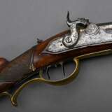 Vorderlader Perkussionsgewehr (Wallbüchse), beschnitzter Nussbaum-Vollschaft, Messing- und Eisenmontierungen, gezogener Achtkantlauf, Kaliber 16mm, L. 110cm, Ladestock (fest), 18./19.Jh., div. Defekte - photo 3