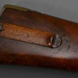 Vorderlader Perkussionsgewehr (Wallbüchse), beschnitzter Nussbaum-Vollschaft, Messing- und Eisenmontierungen, gezogener Achtkantlauf, Kaliber 16mm, L. 110cm, Ladestock (fest), 18./19.Jh., div. Defekte - photo 4