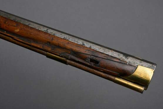 Vorderlader Perkussionsgewehr (Wallbüchse), beschnitzter Nussbaum-Vollschaft, Messing- und Eisenmontierungen, gezogener Achtkantlauf, Kaliber 16mm, L. 110cm, Ladestock (fest), 18./19.Jh., div. Defekte - photo 5