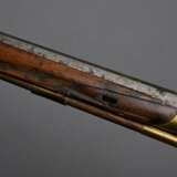 Vorderlader Perkussionsgewehr (Wallbüchse), beschnitzter Nussbaum-Vollschaft, Messing- und Eisenmontierungen, gezogener Achtkantlauf, Kaliber 16mm, L. 110cm, Ladestock (fest), 18./19.Jh., div. Defekte - photo 5