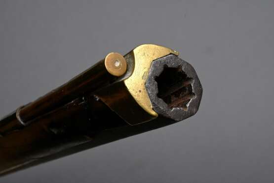 Vorderlader Perkussionsgewehr (Wallbüchse), beschnitzter Nussbaum-Vollschaft, Messing- und Eisenmontierungen, gezogener Achtkantlauf, Kaliber 16mm, L. 110cm, Ladestock (fest), 18./19.Jh., div. Defekte - photo 6