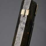Vorderlader Perkussionsgewehr (Wallbüchse), beschnitzter Nussbaum-Vollschaft, Messing- und Eisenmontierungen, gezogener Achtkantlauf, Kaliber 16mm, L. 110cm, Ladestock (fest), 18./19.Jh., div. Defekte - photo 7