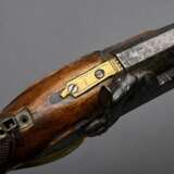 Vorderlader Perkussionsgewehr (Wallbüchse), beschnitzter Nussbaum-Vollschaft, Messing- und Eisenmontierungen, gezogener Achtkantlauf, Kaliber 16mm, L. 110cm, Ladestock (fest), 18./19.Jh., div. Defekte - photo 8
