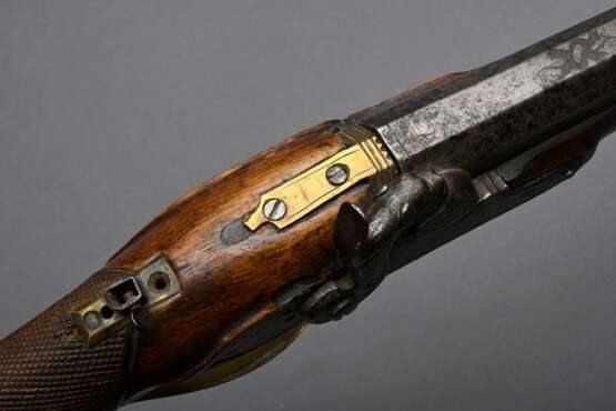 Vorderlader Perkussionsgewehr (Wallbüchse), beschnitzter Nussbaum-Vollschaft, Messing- und Eisenmontierungen, gezogener Achtkantlauf, Kaliber 16mm, L. 110cm, Ladestock (fest), 18./19.Jh., div. Defekte - photo 8