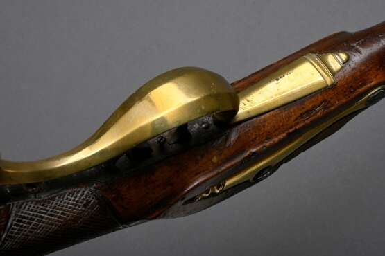 Vorderlader Perkussionsgewehr (Wallbüchse), beschnitzter Nussbaum-Vollschaft, Messing- und Eisenmontierungen, gezogener Achtkantlauf, Kaliber 16mm, L. 110cm, Ladestock (fest), 18./19.Jh., div. Defekte - photo 9