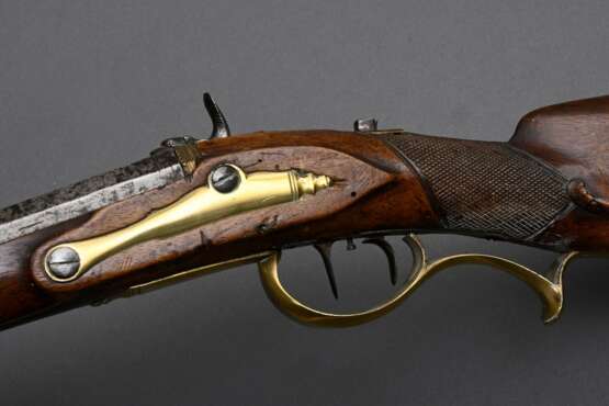 Vorderlader Perkussionsgewehr (Wallbüchse), beschnitzter Nussbaum-Vollschaft, Messing- und Eisenmontierungen, gezogener Achtkantlauf, Kaliber 16mm, L. 110cm, Ladestock (fest), 18./19.Jh., div. Defekte - photo 10