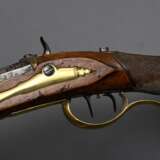 Vorderlader Perkussionsgewehr (Wallbüchse), beschnitzter Nussbaum-Vollschaft, Messing- und Eisenmontierungen, gezogener Achtkantlauf, Kaliber 16mm, L. 110cm, Ladestock (fest), 18./19.Jh., div. Defekte - photo 10