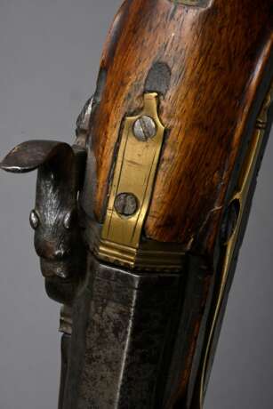Vorderlader Perkussionsgewehr (Wallbüchse), beschnitzter Nussbaum-Vollschaft, Messing- und Eisenmontierungen, gezogener Achtkantlauf, Kaliber 16mm, L. 110cm, Ladestock (fest), 18./19.Jh., div. Defekte - photo 11
