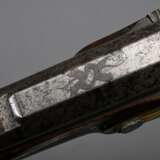 Vorderlader Perkussionsgewehr (Wallbüchse), beschnitzter Nussbaum-Vollschaft, Messing- und Eisenmontierungen, gezogener Achtkantlauf, Kaliber 16mm, L. 110cm, Ladestock (fest), 18./19.Jh., div. Defekte - photo 12
