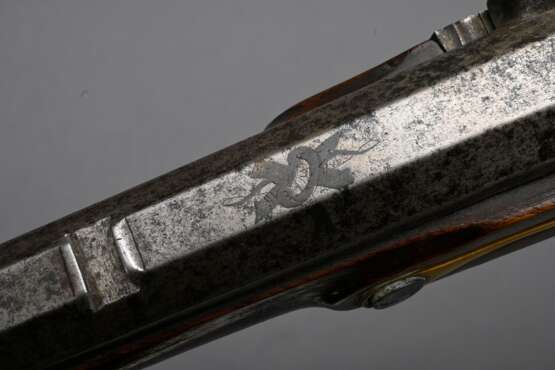 Vorderlader Perkussionsgewehr (Wallbüchse), beschnitzter Nussbaum-Vollschaft, Messing- und Eisenmontierungen, gezogener Achtkantlauf, Kaliber 16mm, L. 110cm, Ladestock (fest), 18./19.Jh., div. Defekte - photo 12