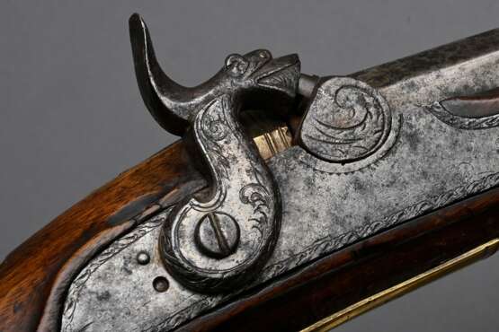 Vorderlader Perkussionsgewehr (Wallbüchse), beschnitzter Nussbaum-Vollschaft, Messing- und Eisenmontierungen, gezogener Achtkantlauf, Kaliber 16mm, L. 110cm, Ladestock (fest), 18./19.Jh., div. Defekte - photo 14