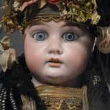 Große Puppe in authentischer Vierländer Brauttracht und Schmuck sowie bestickter Haube, Biskuit Porzellan Brustkopf und Unterarme an Stoffgliederkörper, feste Glasaugen und offenen Mund mit 4 Zähnen oben, unter Glassturz… - Foto 3