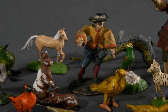 Konvolut diverse Miniatur Tiere und Figuren mit feiner Bemalung, 19.Jh., Holz/Draht, H. 2-4,5cm - photo 4