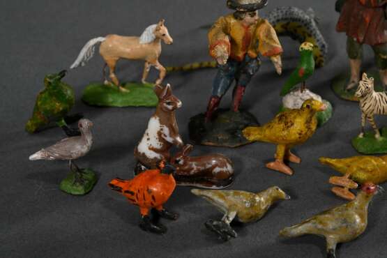 Konvolut diverse Miniatur Tiere und Figuren mit feiner Bemalung, 19.Jh., Holz/Draht, H. 2-4,5cm - photo 6