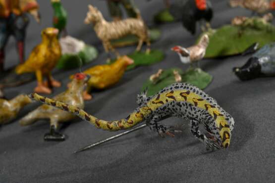 Konvolut diverse Miniatur Tiere und Figuren mit feiner Bemalung, 19.Jh., Holz/Draht, H. 2-4,5cm - photo 7