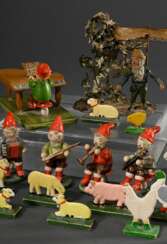 26 Diverse Teile Spielzeug: 1 Bleifigur „Zwerg am Wegweiser“ (H. 11,5cm), 6 Erzgebirge Standfiguren &quot;Zwergenkapelle&quot;, verso Originalkleber und Farbmarke &quot;HEDO&quot; (H. 6,7-7,2cm) und 19 Standtiere &quot;B…
