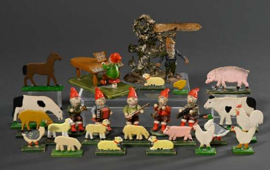 26 Diverse Teile Spielzeug: 1 Bleifigur „Zwerg am Wegweiser“ (H. 11,5cm), 6 Erzgebirge Standfiguren "Zwergenkapelle", verso Originalkleber und Farbmarke "HEDO" (H. 6,7-7,2cm) und 19 Standtiere "B… - photo 2