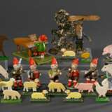26 Diverse Teile Spielzeug: 1 Bleifigur „Zwerg am Wegweiser“ (H. 11,5cm), 6 Erzgebirge Standfiguren "Zwergenkapelle", verso Originalkleber und Farbmarke "HEDO" (H. 6,7-7,2cm) und 19 Standtiere "B… - photo 2